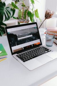 Consejos prácticos para un espacio de trabajo en casa eficiente y cómodo